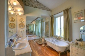Combined shower/tub, hair dryer, bidet, towels - Stunning, stone-built, recently renovated Bastide with private pool. (Roquefort-Les-Pins)