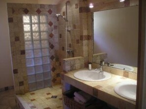 Baignoire, sèche-cheveux, serviettes fournies