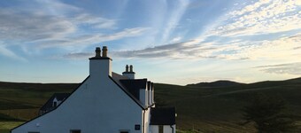 Perinteinen kivimökki kauniissa maisemissa lähellä rannikkoa, moderni sisustus