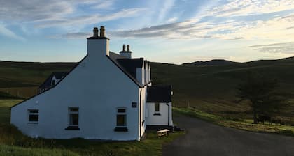 Maison en pierre traditionnelle dans un paysage magnifique prÚs de la cÎte, intérieur moderne