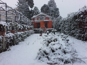 Property grounds - Villa Raffaela - Stately home, independent, quiet, sunny, ideal for a relaxing holiday (Ercolano)