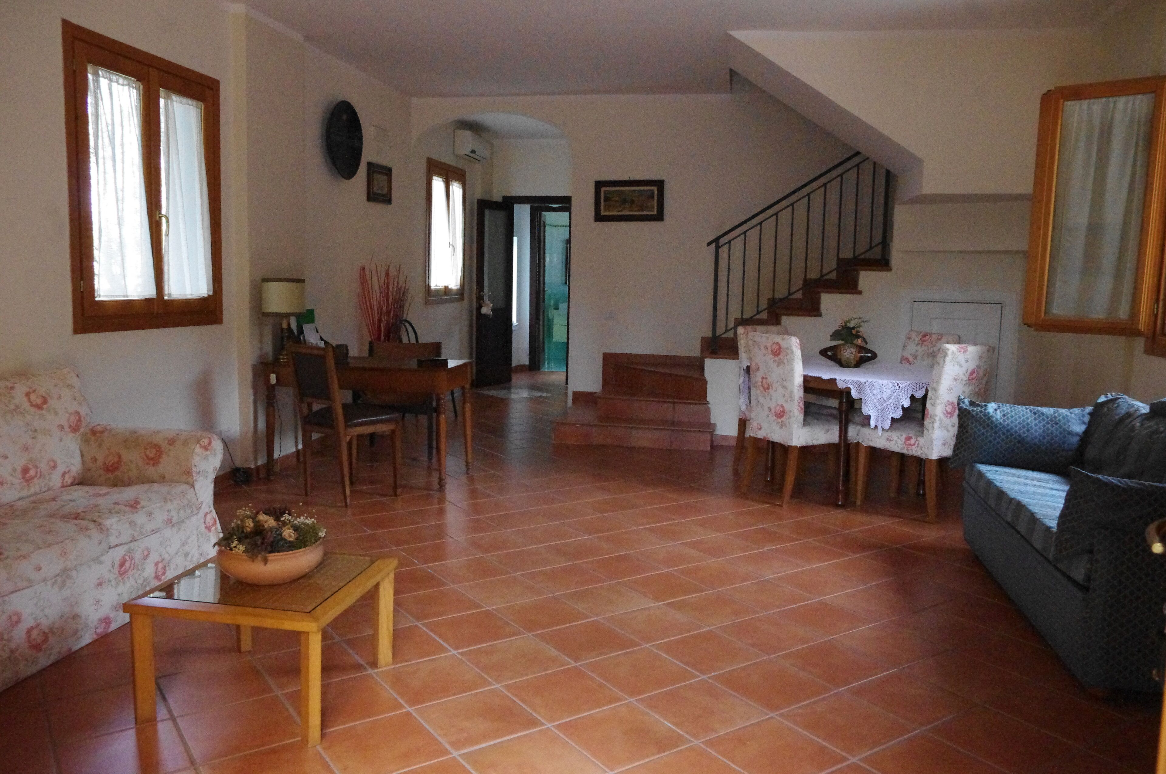 Fernseher, DVD-Player, Bücher