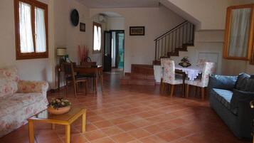 Fernseher, DVD-Player, BĂŒcher