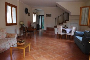 Télévision, lecteur de DVD, livres