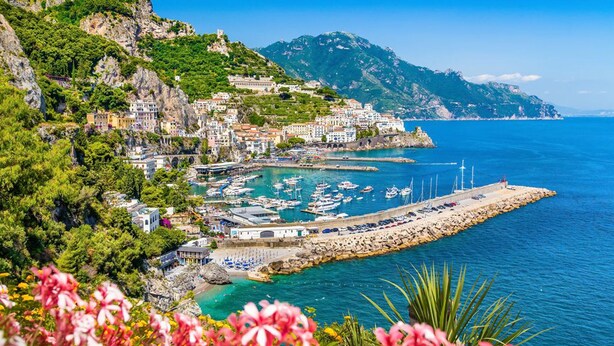 A coastal town with buildings along the waterfront, a marina with boats, and a rocky coastline. - Villa Raffaela - Stately home, independent, quiet, sunny, ideal for a relaxing holiday (Ercolano)