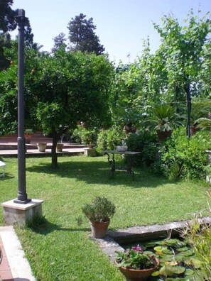 Terrace/patio - Villa Raffaela - Stately home, independent, quiet, sunny, ideal for a relaxing holiday (Ercolano)