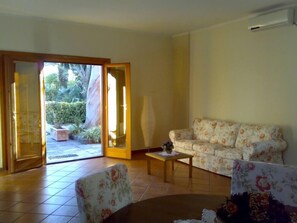 TV, DVD player, books - Villa Raffaela - Stately home, independent, quiet, sunny, ideal for a relaxing holiday (Ercolano)