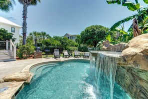 Outdoor pool, a heated pool