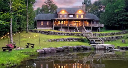 15 Min to Gore - Adirondack Ski Lodge w/ Hot Tub!