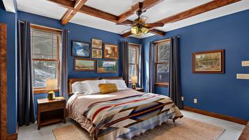 7 makuuhuonetta, työpöytä, silitysrauta/-lauta, vauvan matkasänky