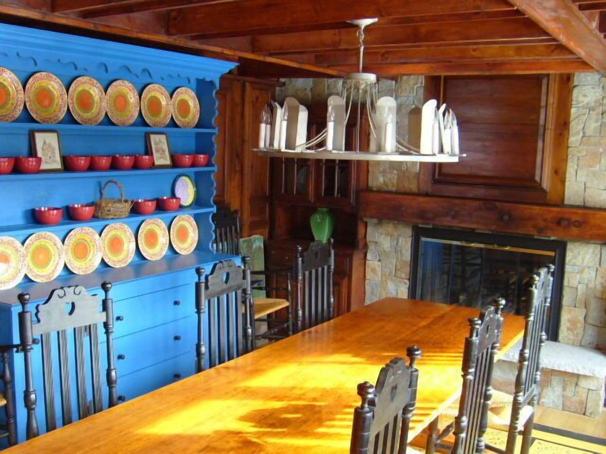 Luxurious, Dramatically Designed w/Game Room, 2 Living Rooms, Decks, West Dover