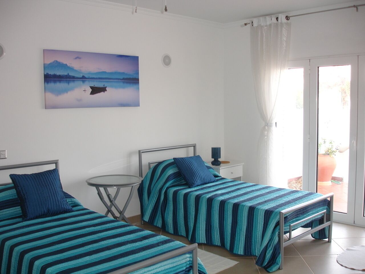 5 slaapkamers, een strijkplank/strijkijzer, internet, beddengoed