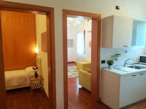 2 slaapkamers, een strijkplank/strijkijzer, reisbedje, gratis wifi