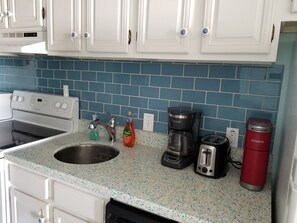 Fridge, microwave, oven, stovetop - 12th St & Boardwalk, Direct Oceanfront Amazing View (Ocean City)