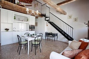 TV, books - Overlooking the Grand Canal, a small loft on two levels (Venezia)