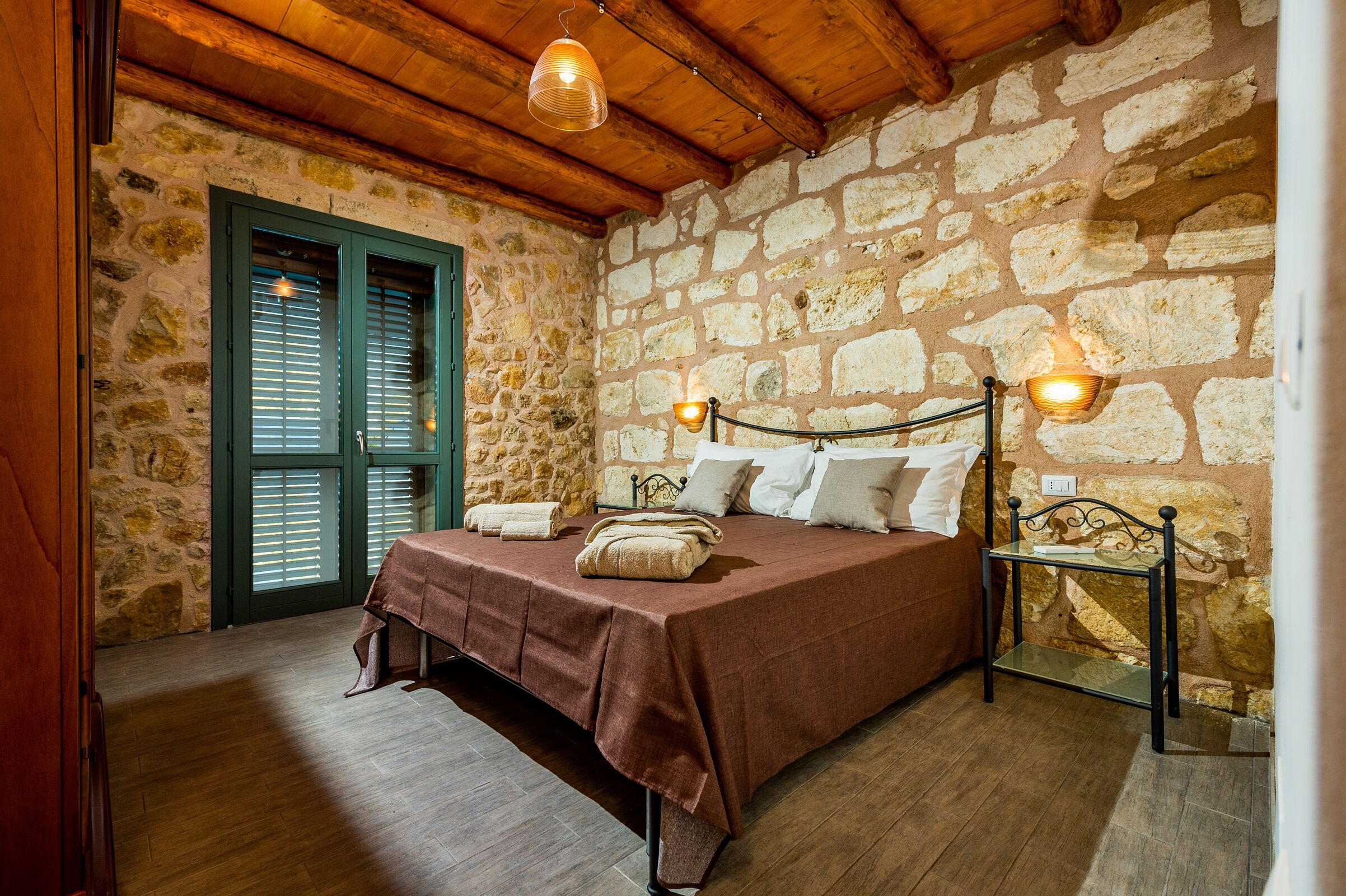 6 habitaciones, tabla de planchar con plancha y cuna de viaje 