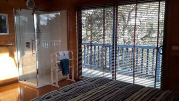 4 bedrooms, desk, iron/ironing board, free WiFi