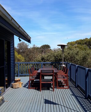 Outdoor dining - The Pickled Pipi beach house at Gippsland's Venus Bay (Venus Bay)