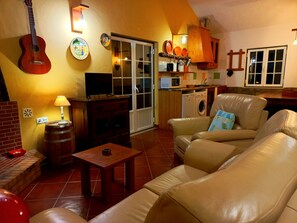 TV, peis, bøker og stereoanlegg