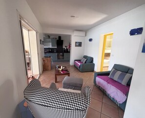 TV, DVD player, books, stereo