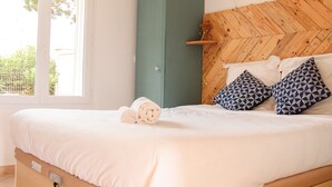 Ein Schlafzimmer mit einem Bett, einem grünen Kleiderschrank und einem Holzkopfende.