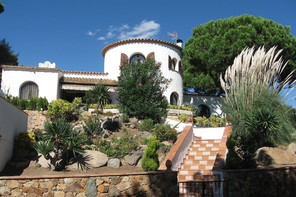Casa con íntimo,gran jardín con vistas al mar, piscina privada.
