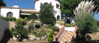 Whit an intimate/large garden of of 1600 m2,private pool and sea/mountain views.