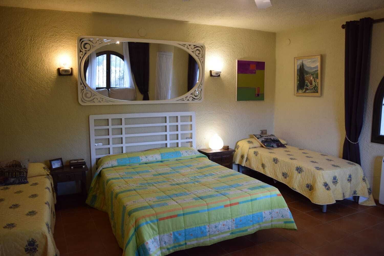 Casa con íntimo,gran jardín con vistas al mar, piscina privada.