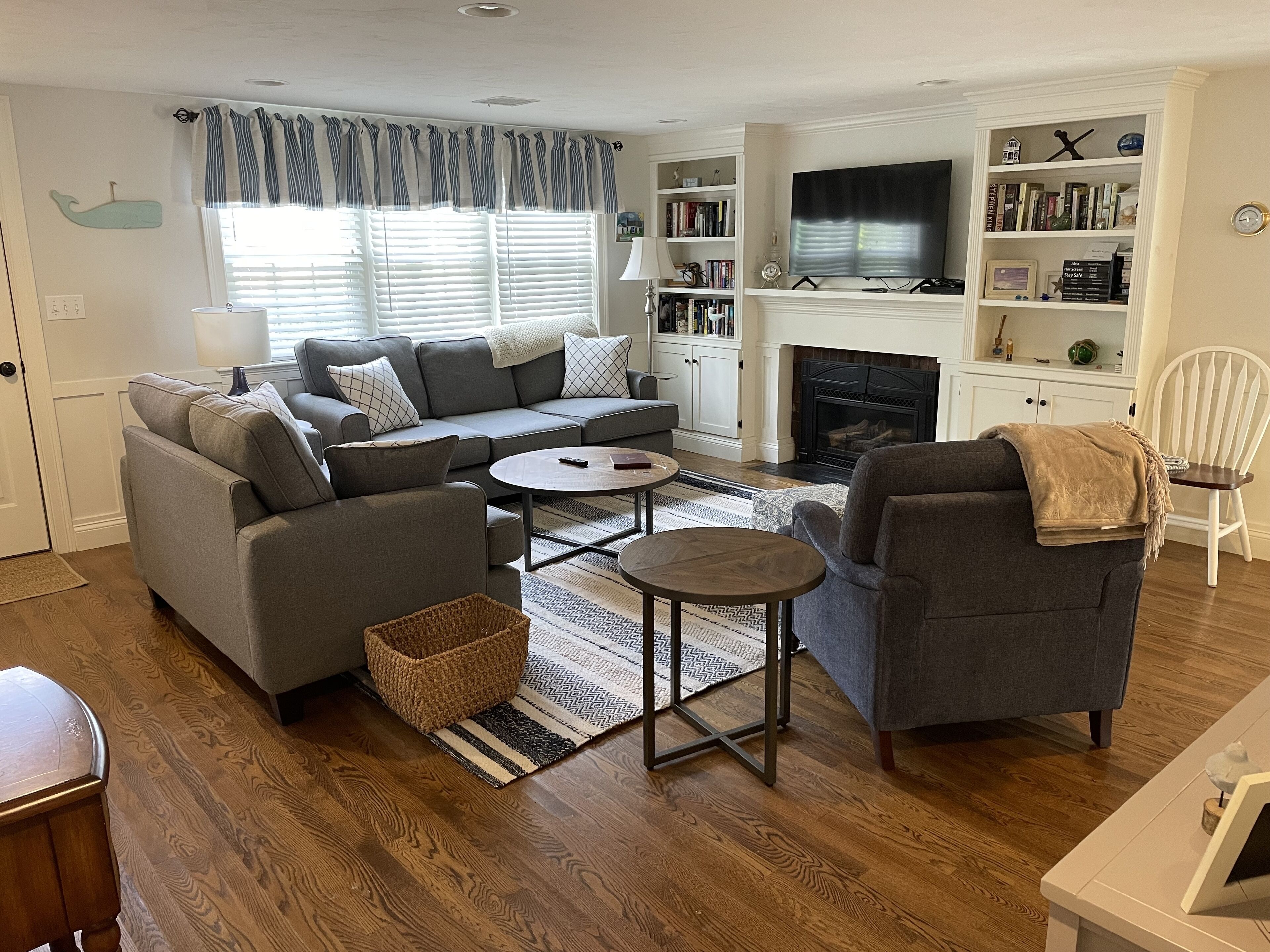 Updated clean home near best beaches, restaurants, & fun! Perfect location!