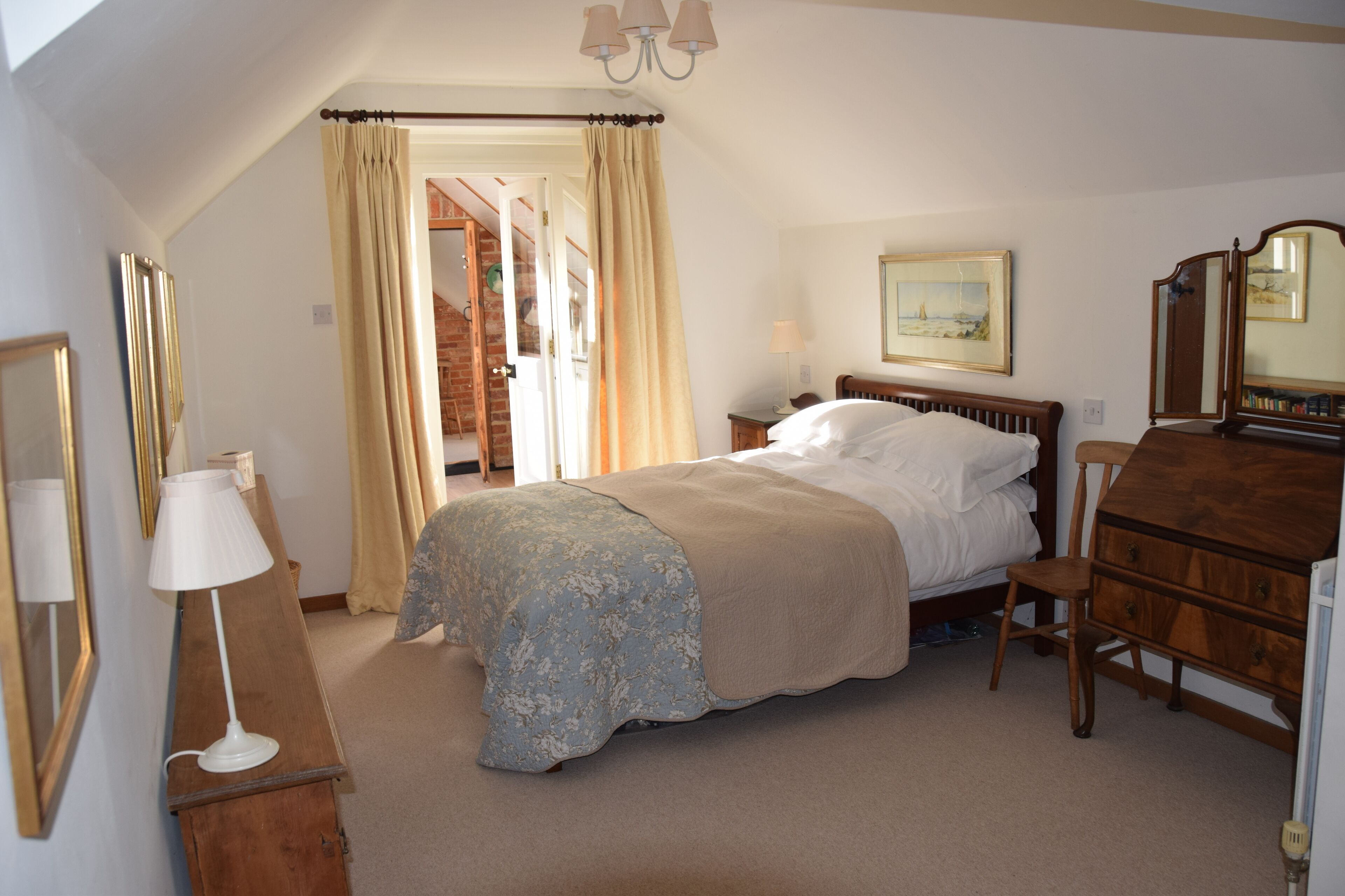 Vaughans of Shere - Stunning central village apartment