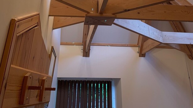 A high ceiling with exposed wooden beams and a central light fixture. - Scottish Highlands Invergordon By NC500 Route Minimum 3 nights Any Start Day (Invergordon)