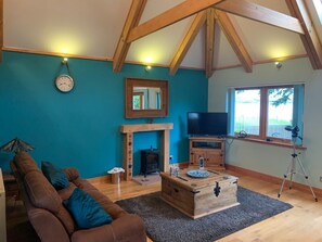 TV, fireplace, DVD player, books - Scottish Highlands Invergordon By NC500 Route Minimum 3 nights Any Start Day (Invergordon)