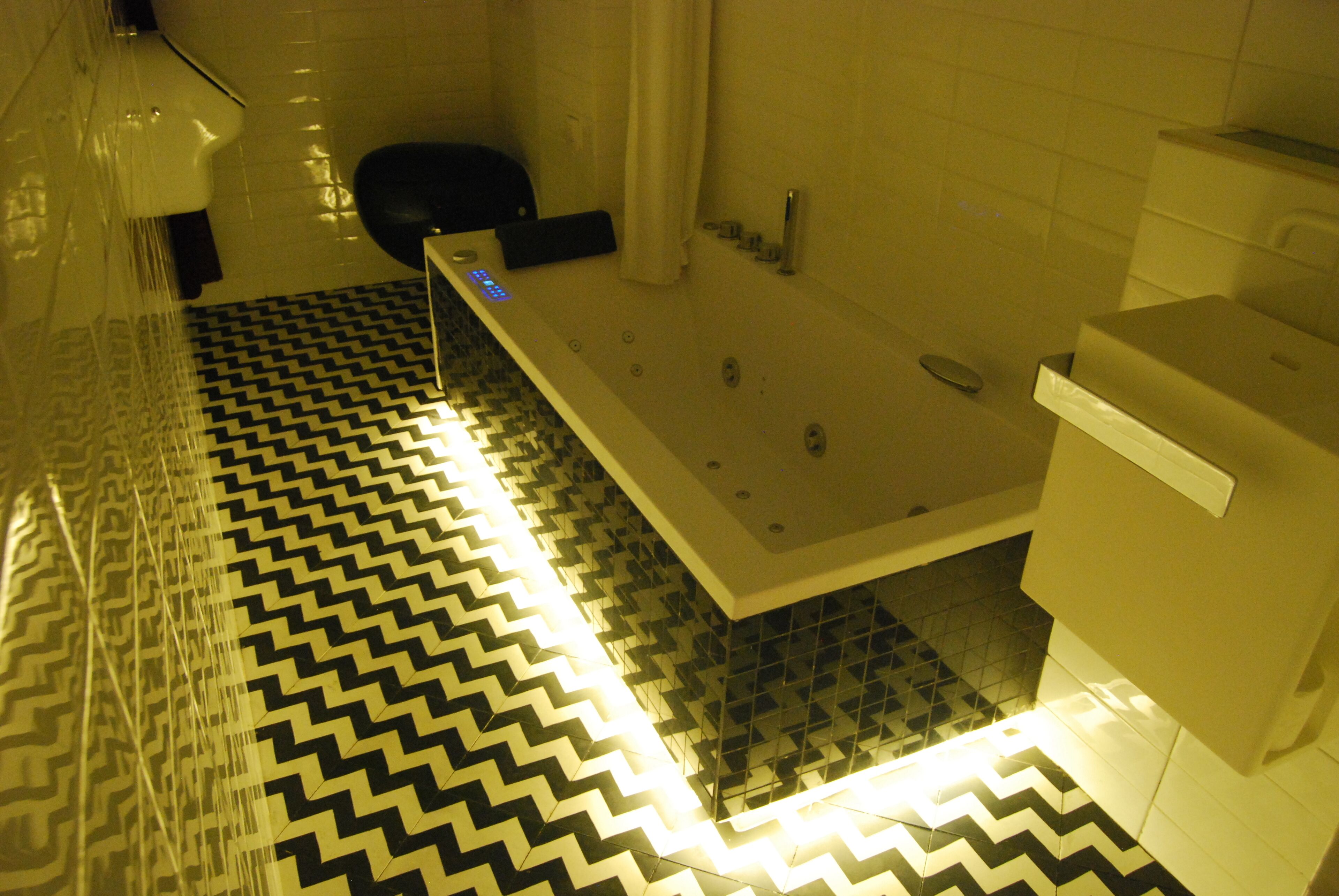Bañera con ducha, secador de pelo, batas, toallas