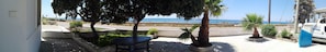 A balcony with a view of the sea, a table, and potted plants. - Beachfront villa a few kilometers from Gallipoli and every tourist attraction. (Capilungo)