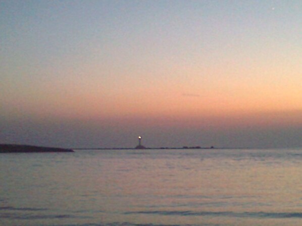 A calm sea at sunset with a distant lighthouse. - Beachfront villa a few kilometers from Gallipoli and every tourist attraction. (Capilungo)