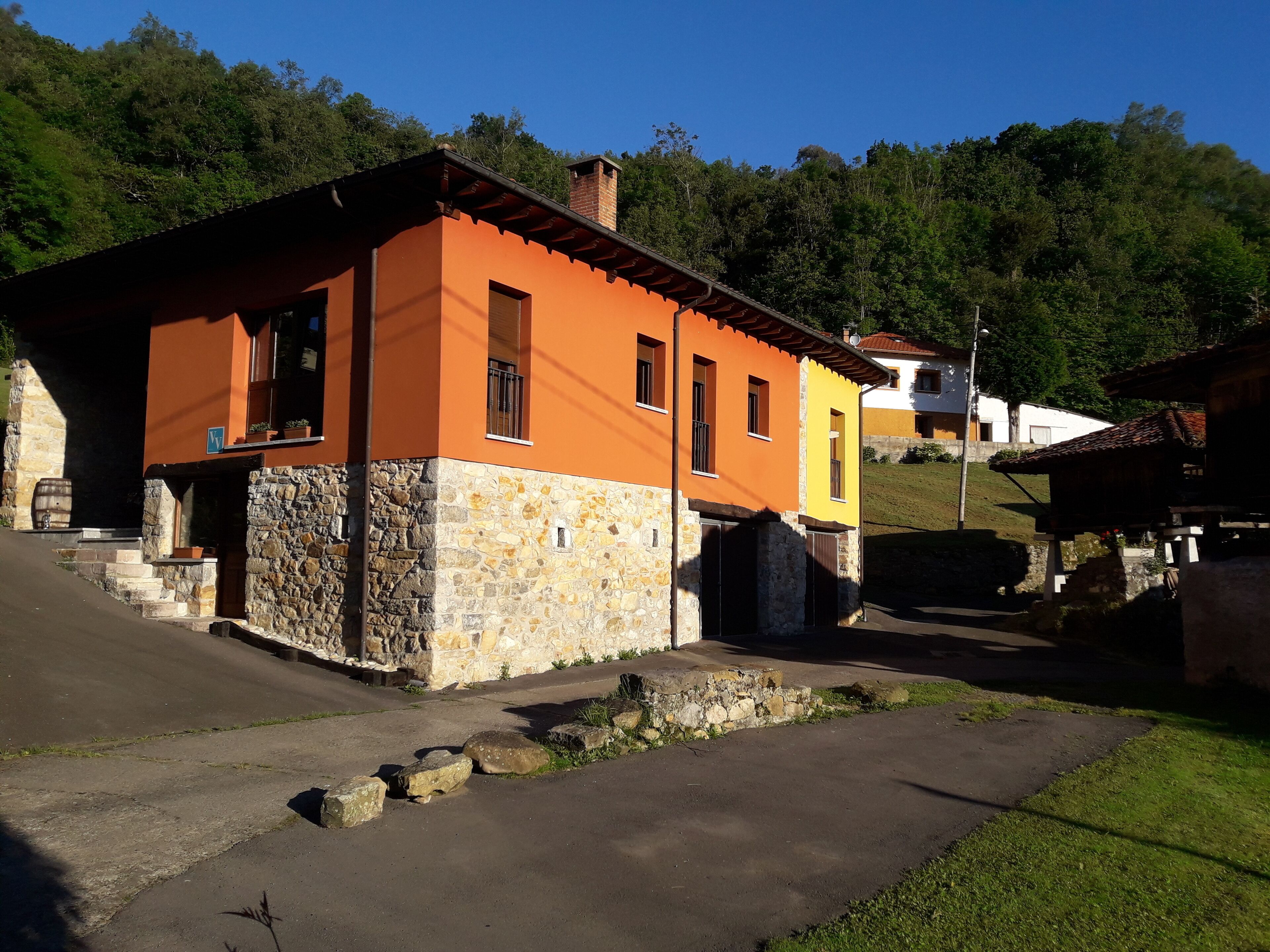 Beautiful house with garden in a nature reserve - Bodes, Parres