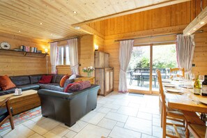 Smart TV, caminetto, libri, impianto stereo