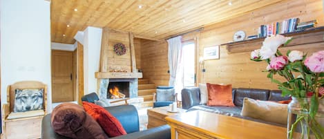 Una Smart TV, una chimenea, libros, un reproductor estéreo