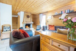 Smart TV, caminetto, libri, impianto stereo