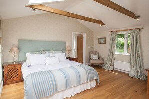 1 Schlafzimmer, Zimmersafe, Schreibtisch, Bügeleisen/Bügelbrett