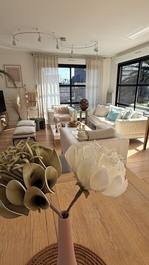 TV, DVD player, books, stereo - Single-storey house, close to the port and Kerdéniel beach. (Ploudalmezeau)