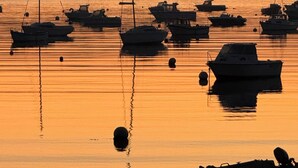A calm harbor with several boats anchored at sunset. - Single-storey house, close to the port and Kerdéniel beach. (Ploudalmézeau)