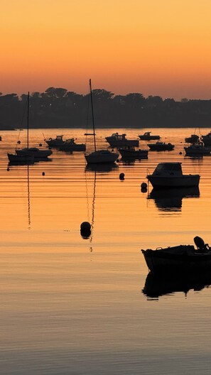 A calm harbor with several boats anchored at sunset. - Single-storey house, close to the port and Kerdéniel beach. (Ploudalmézeau)