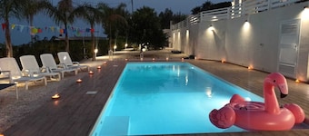 IN AVOLA, ZWISCHEN NOTO UND SIRACUSA, NEUE VILLA MIT PRIVATEM POOL