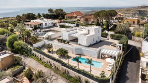 A residential property with multiple buildings, a swimming pool, and a view of the coastline. - IN AVOLA, BETWEEN NOTO AND SIRACUSA, NEW VILLA WITH PRIVATE POOL (Avola)