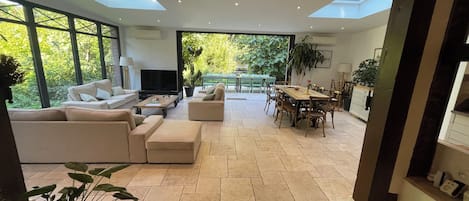 TV connectée, Netflix, lecteur de DVD, livres