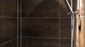 Combined shower/bathtub, hair dryer, towels