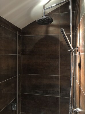 Combined shower/tub, hair dryer, towels
