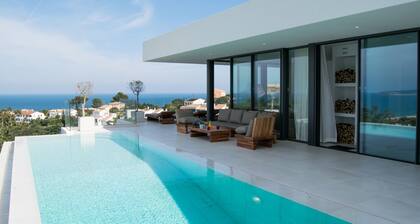 SPECTACULAR SEA VIEWS. INFINITY POOL . LIFT.