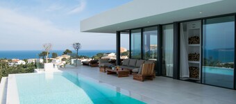 SPECTACULAR SEA VIEWS. INFINITY POOL . LIFT.